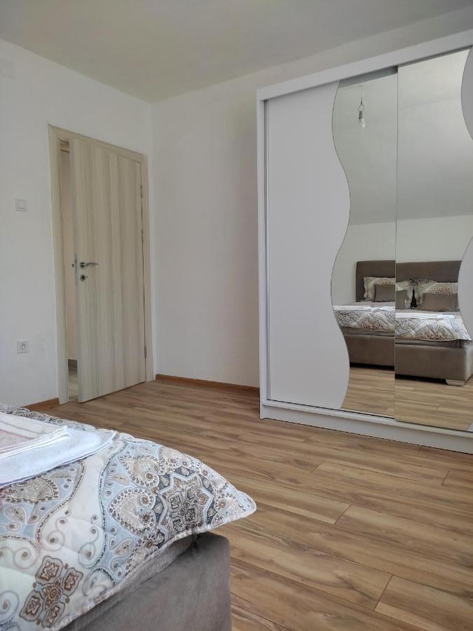 Apartment La Casa Pluzine Bagian luar foto